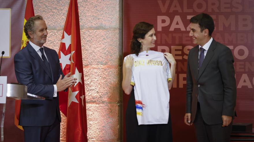 La presidenta recibiendo una camiseta de fútbol 