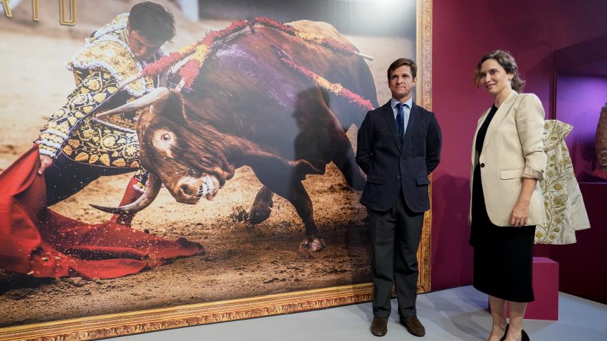 La presidenta durante el recorrido de la exposición en la plaza de Las Ventas