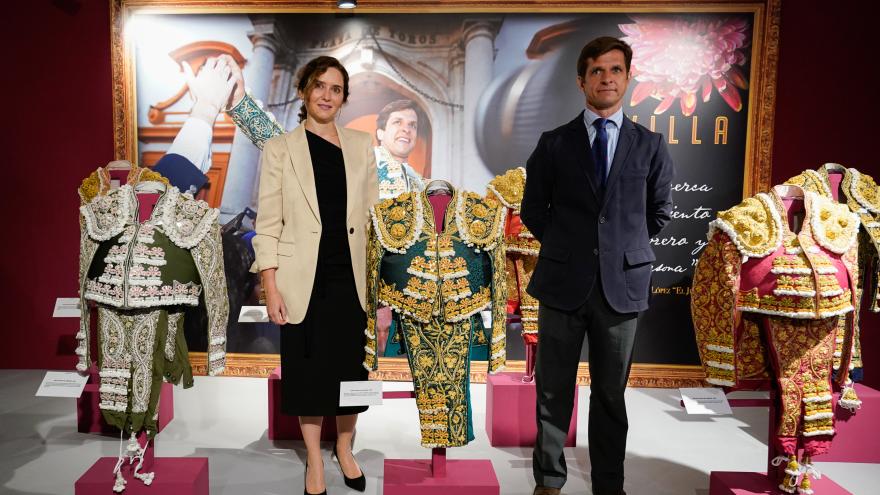 La presidenta durante el recorrido de la exposición en la plaza de Las Ventas