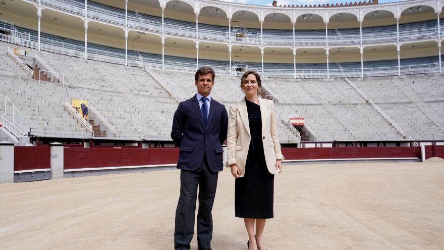 La presidenta durante el recorrido de la exposición en la plaza de Las Ventas