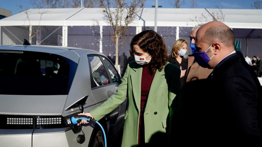 La presidenta enchufando un coche a uno de los puntos de recarga