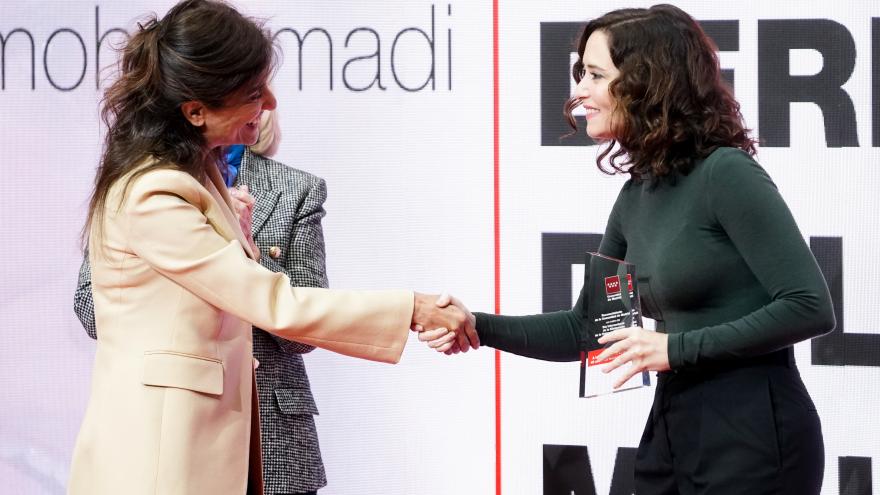 La presidenta estrechando la mano a una de las galardonadas