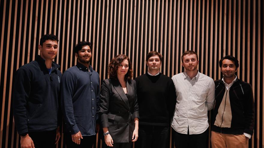 La presidenta junto a algunos estudiantes