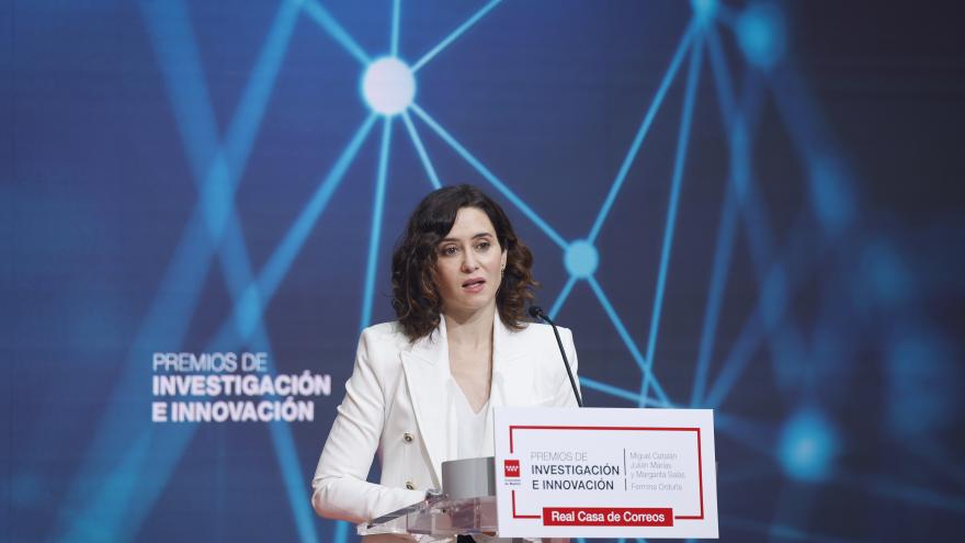 La presidenta interviniendo en el atril