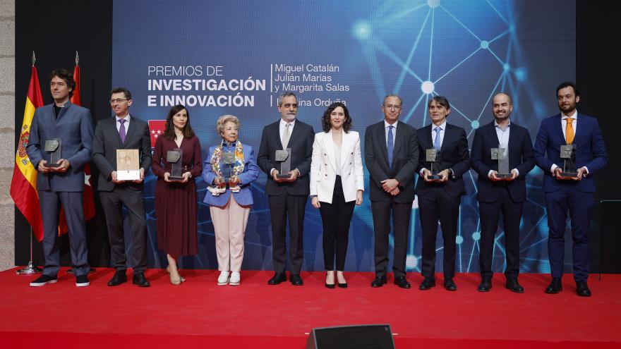 La presidenta junto a los premiados en el escenario