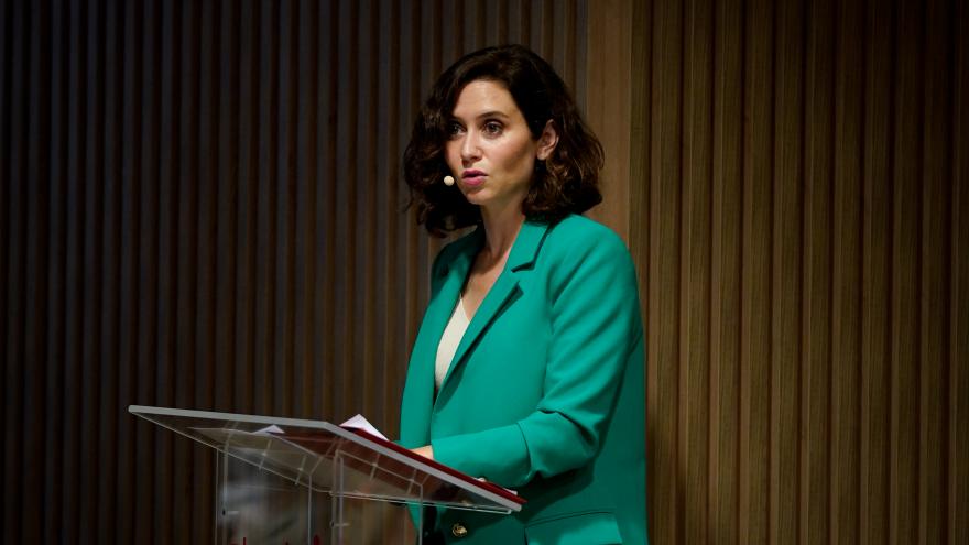 La presidenta en el atril interviniendo