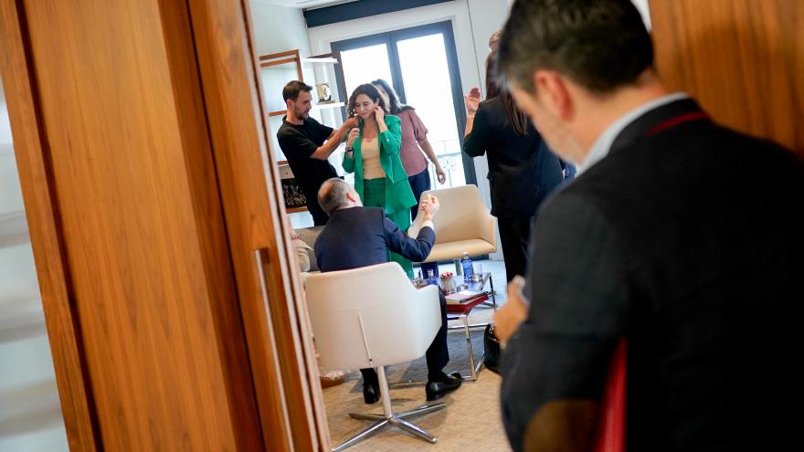 La presidenta hablando con algunos asistentes