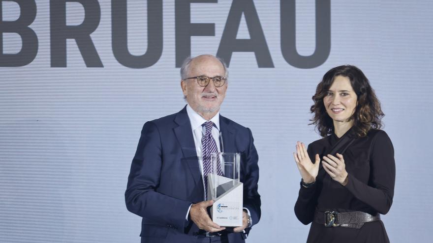 La presidenta de la Comunidad de Madrid ha participado en los VI Premios Influyentes de El Confidencial y Herbert Smith Freehills La presidenta entregando uno de los galardones
