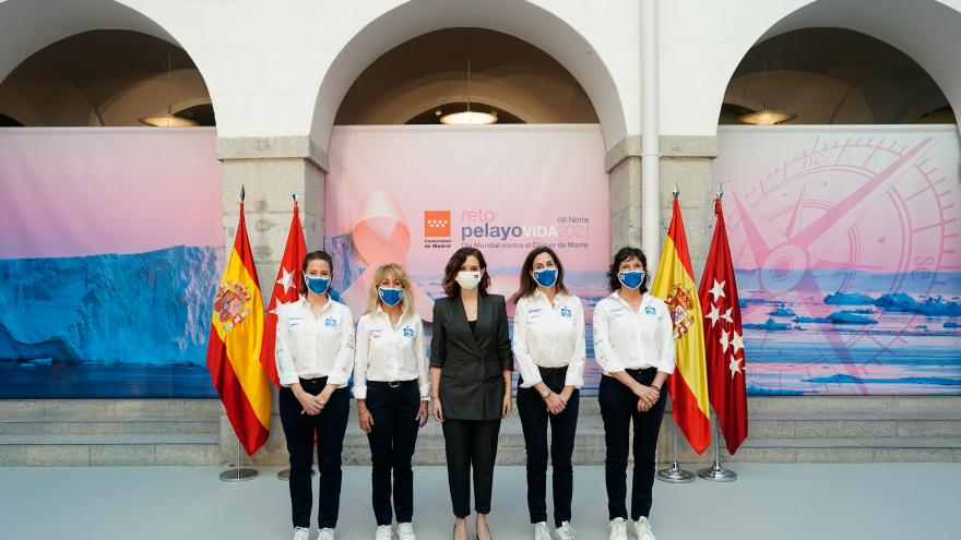 La presidenta junto a las participantes del Reto Pelayo