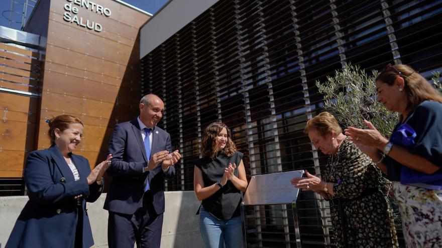 La presidenta recorriendo el centro de salud