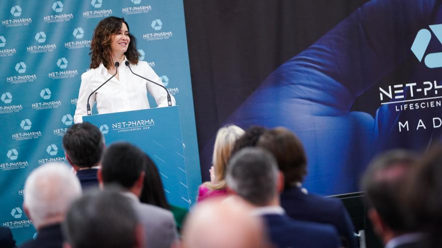 La presidenta interviniendo en el atril