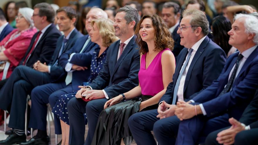 La presidenta sentada entre el público del acto