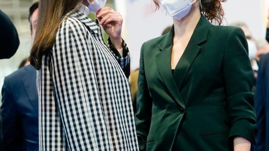 La presidenta Isabel Díaz Ayuso acompaña a los Reyes en la inauguración de FITUR La presidenta saludando a la Reina