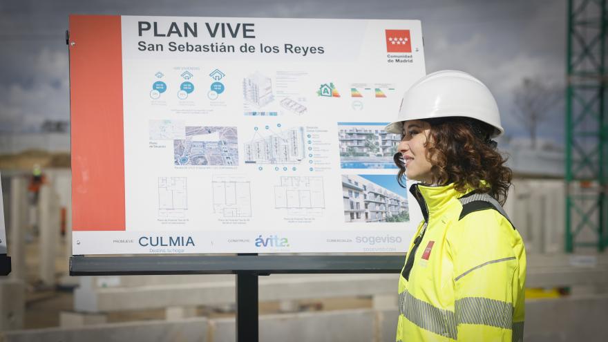 La presidenta Isabel Díaz Ayuso ha visitado un piso piloto de la promoción del Plan VIVE en San Sebastián de los Reyes La presidenta recorriendo el lugar