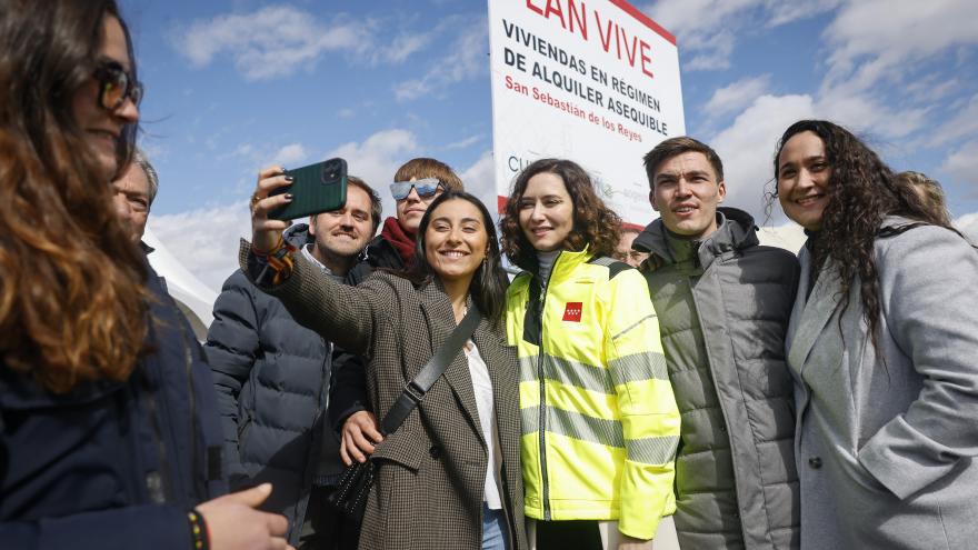 La presidenta Isabel Díaz Ayuso ha visitado un piso piloto de la promoción del Plan VIVE en San Sebastián de los Reyes La presidenta junto a personas que estaban por la zona