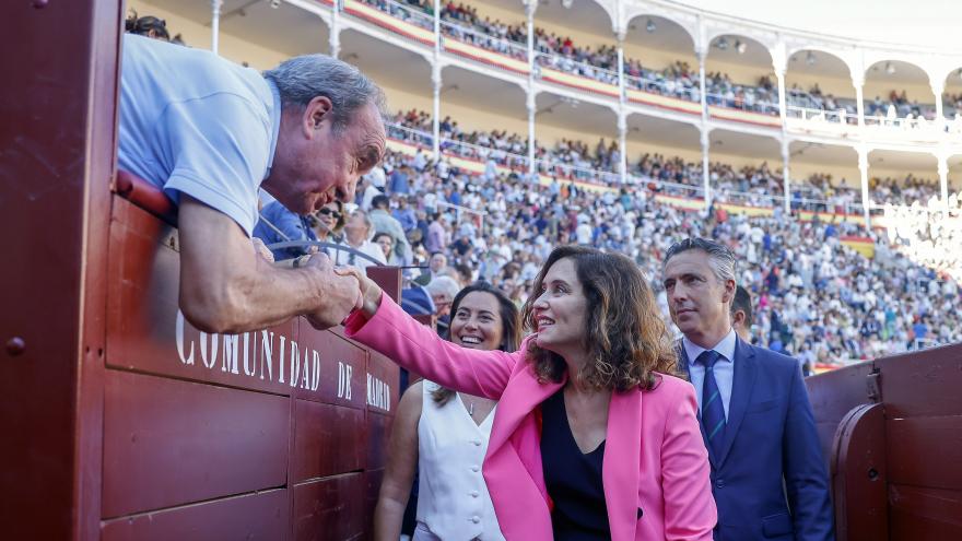 La presidenta saludando a el público de la plaza