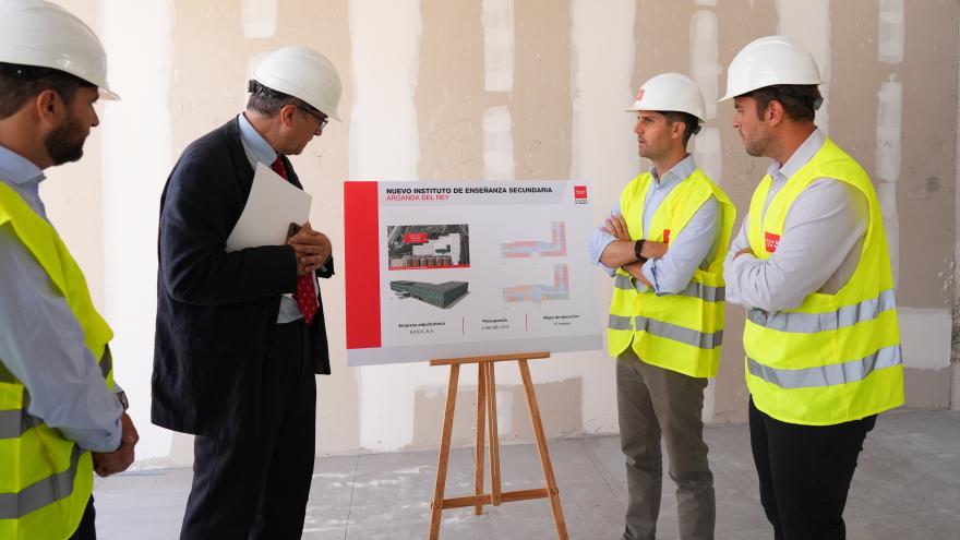 El consejero Emilio Viciana durante la visita a las obras de un nuevo instituto público en Arganda del Rey