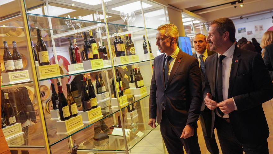 Los consejeros Carlos Novillo y Mariano de Paco Serrano en la exposición Madrid también se bebe Una historia del vino