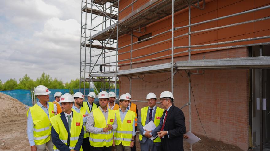 El consejero Emilio Viciana durante la visita a las obras de un nuevo instituto público en Arganda del Rey