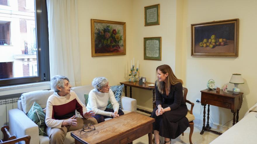 La consejera Ana Dávila durante su visita a la Residencia Santa María del Monte Carmelo