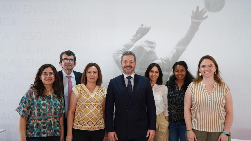 El consejero Mariano De Paco Serrano en la Feria del Libro de Madrid