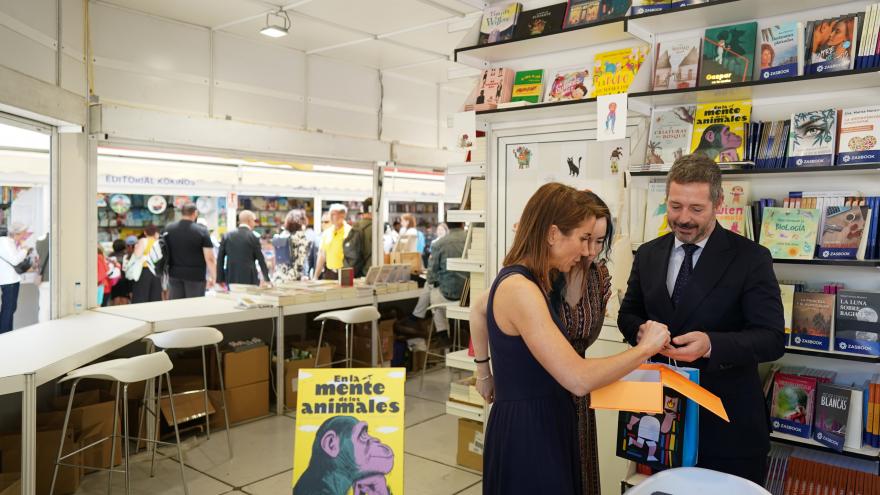 El consejero Mariano De Paco Serrano en la Feria del Libro de Madrid