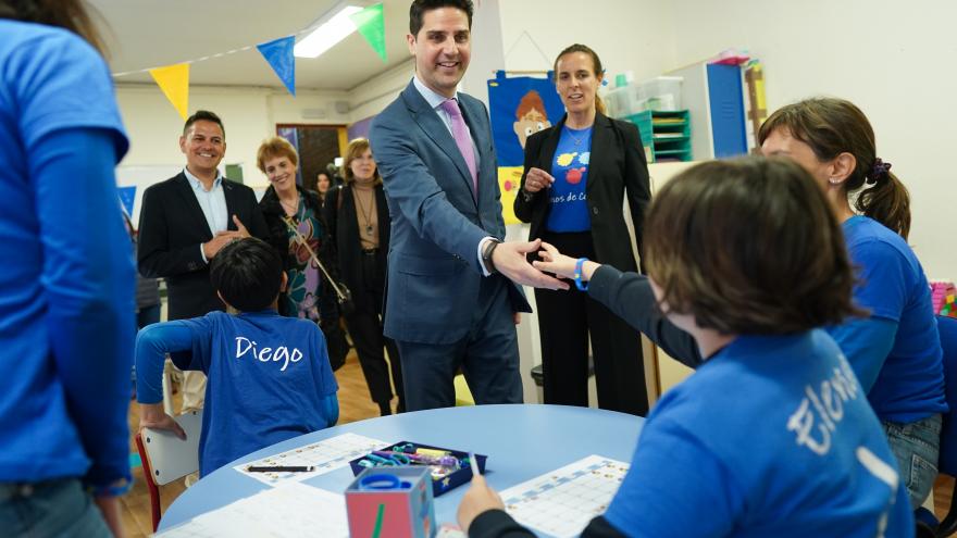 El consejero Emilio Viciana durante su visita al colegio público Arquitecto Gaudí