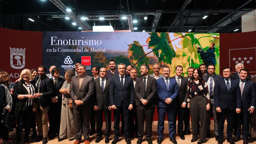 Los consejeros Miguel Ángel García, Carlos Novillo y Mariano de Paco Serrano durante la presentación del Año del Enoturismo