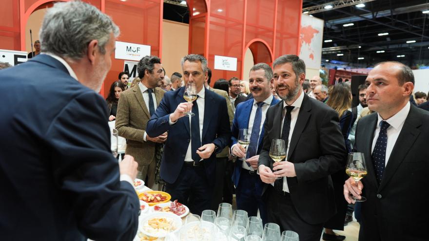 Los consejeros Miguel Ángel García, Carlos Novillo y Mariano de Paco Serrano durante la presentación del Año del Enoturismo