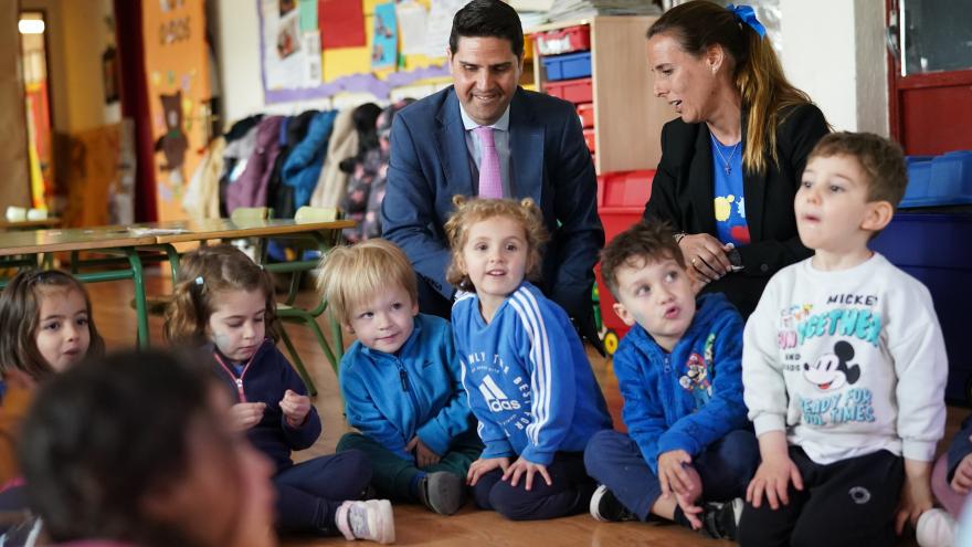 El consejero Emilio Viciana durante su visita al colegio público Arquitecto Gaudí