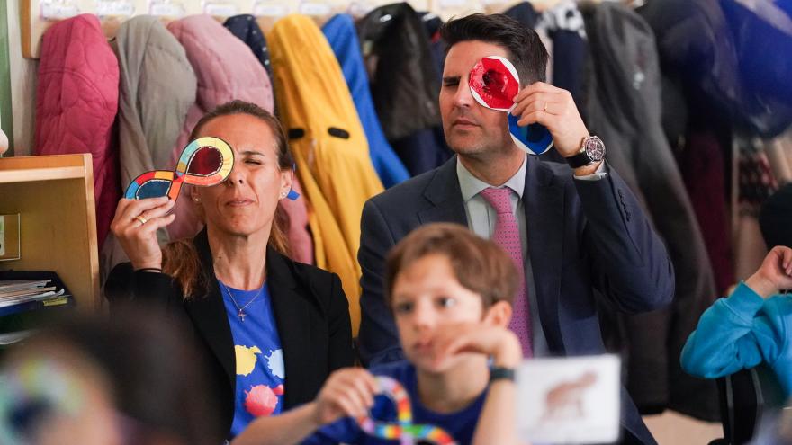 El consejero Emilio Viciana durante su visita al colegio público Arquitecto Gaudí