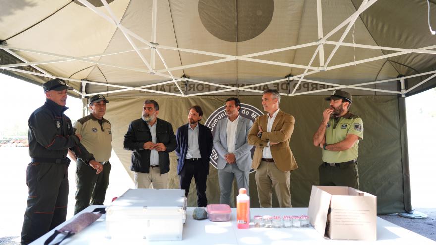 El consejero Carlos Novillo con las unidades caninas de Agentes Forestales