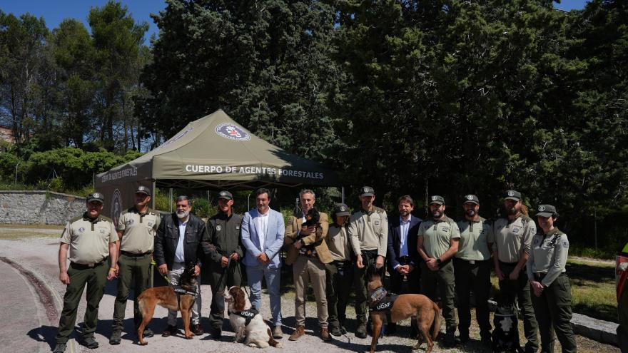 El consejero Carlos Novillo con las unidades caninas de Agentes Forestales
