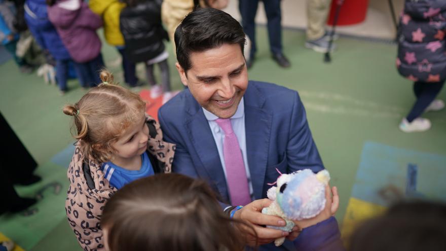 El consejero Emilio Viciana durante su visita al colegio público Arquitecto Gaudí