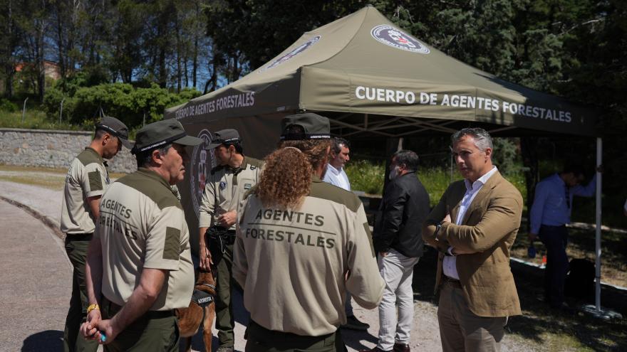El consejero Carlos Novillo con las unidades caninas de Agentes Forestales