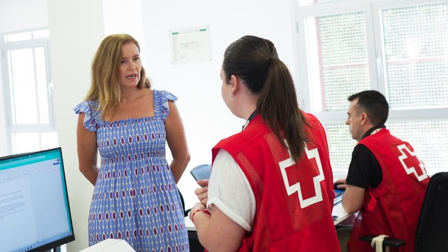 La consejera Ana Dávila durante su visita al Centro de Emergencia Social de Cruz Roja