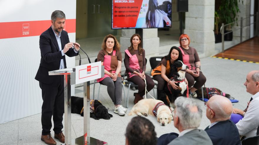El consejero Miguel Ángel García Martín durante la presentación de la memoria anual del Programa de Perros de Apoyo a Menores en juzgados