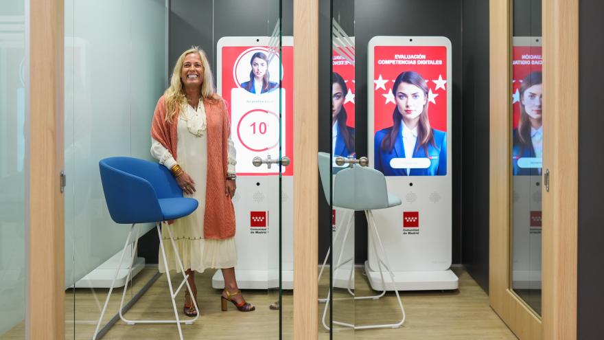 La consejera Rocío Albert durante su visita al nuevo Centro de Orientación, Emprendimiento, Acompañamiento e Innovación para el Empleo en Getafe