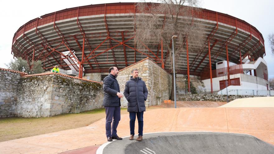 El consejero Miguel Ángel García Martín durante su visita en Colmenar Viejo al Parque de los Héroes