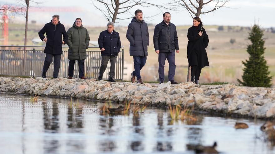 El consejero Miguel Ángel García Martín durante su visita en Colmenar Viejo al Parque de los Héroes