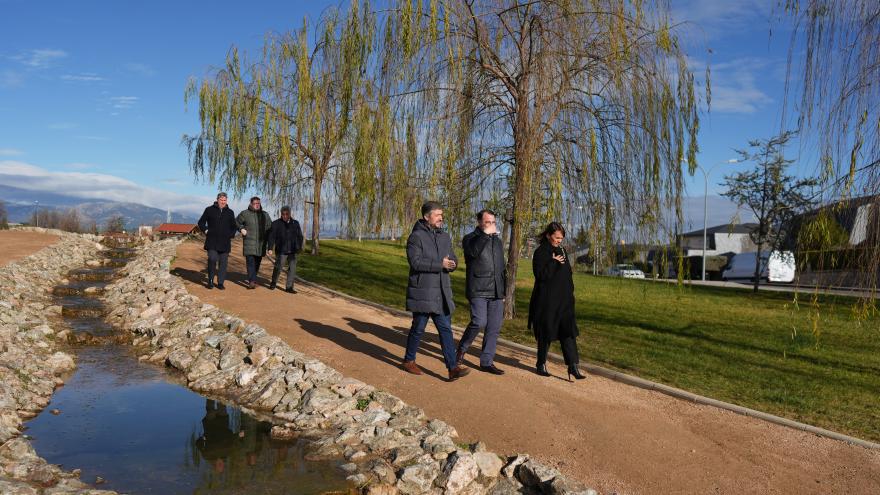 El consejero Miguel Ángel García Martín durante su visita en Colmenar Viejo al Parque de los Héroes
