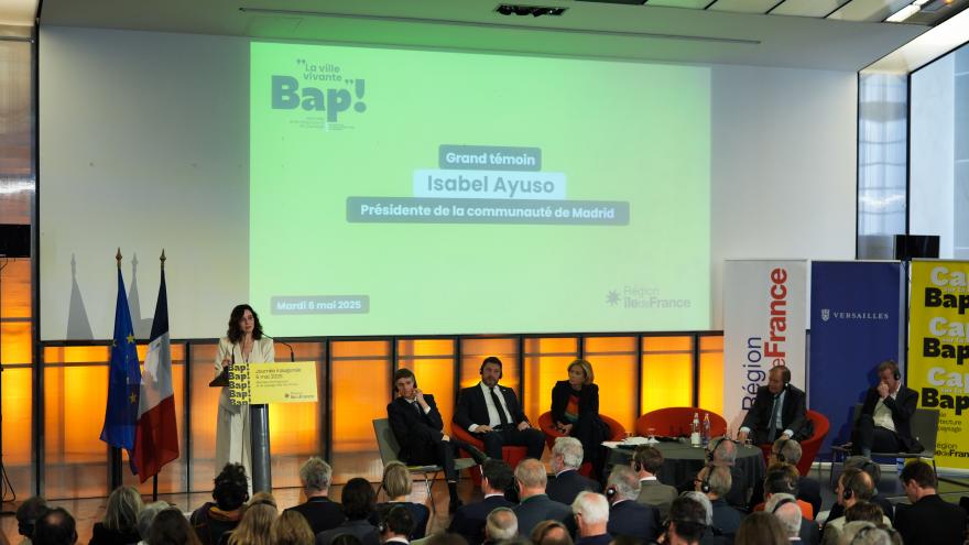 La presidenta Isabel Díaz Ayuso durante la Bienal de Arquitectura y Paisaje de Île-de-France