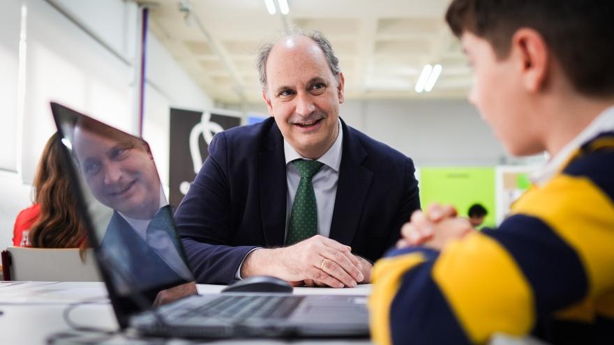 El consejero Miguel López-Valverde durante su visita al CEIP Fuensanta