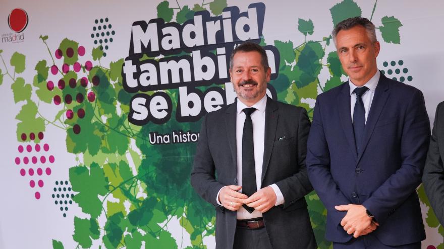 Los consejeros Carlos Novillo y Mariano de Paco Serrano en la exposición Madrid también se bebe Una historia del vino