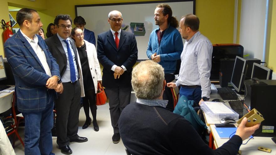 El consejero de Educación e Investigación, Rafael van Grieken, visita el CEPA Sierra Norte, donde se desarrolla el proyecto ‘CEPAinnova