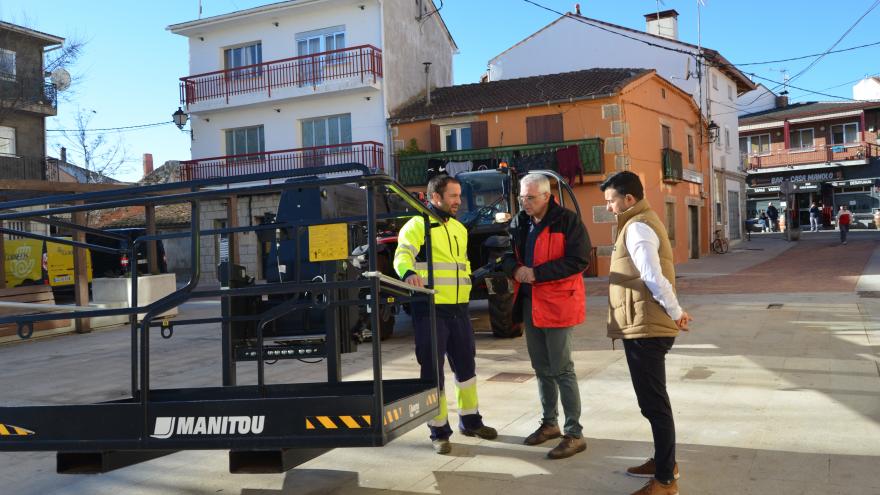 Carlos Izquierdo en un momento de sus visita a Lozoyuela junto al vehículo multiusos