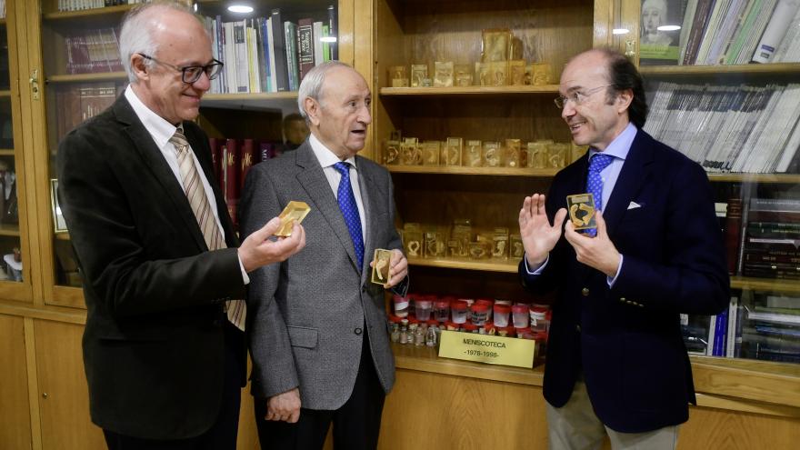 El consejero de Ciencia, Universidades e Innovación, Eduardo Sicilia, conversa con asistentes a los los Premios Fermina Orduña