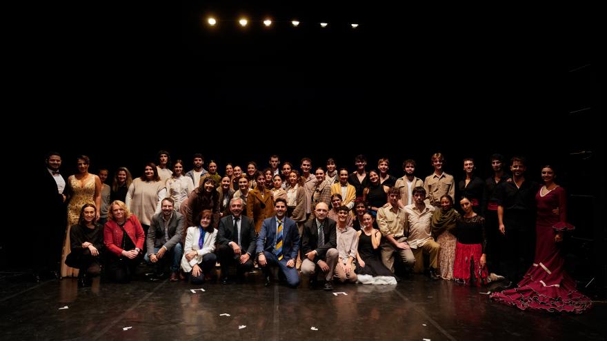 Fotografía de los alumnos junto al consejero 