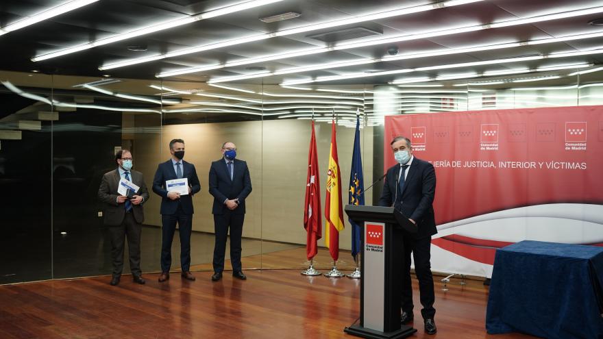Enrique López hablando desde atril