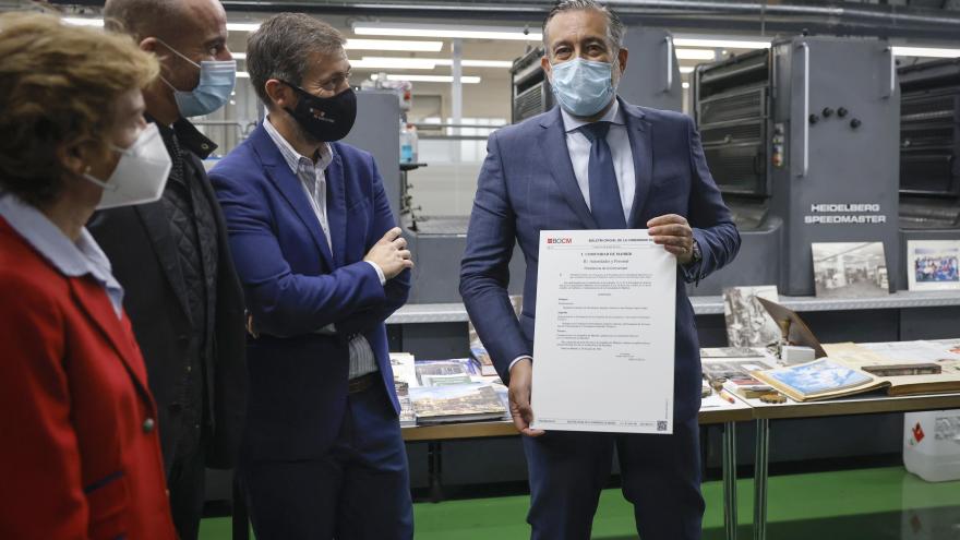 El consejero sujetando una hoja tamaño grande de su nombramiento en el BOCM